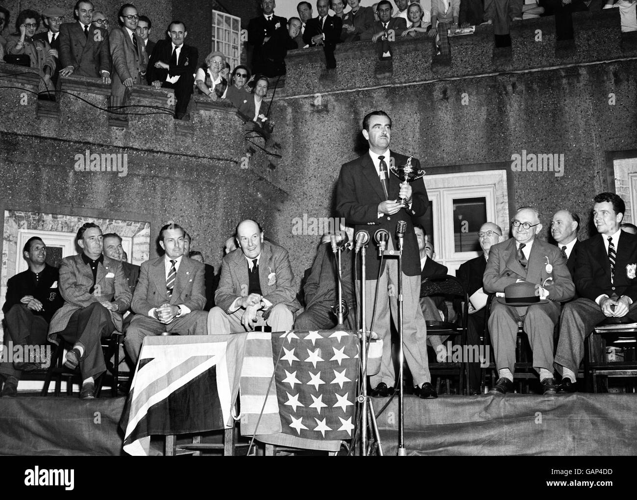 Golf - Ryder Cup - Großbritannien und Irland / USA - Wentworth. Lloyd Mangrum, der US-Kapitän, hält den Ryder Cup und hält eine Rede, nachdem er den Cup von Lord Lyle aus Westbourne überreicht wurde. Stockfoto