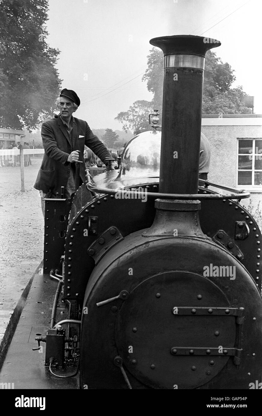 Alan Bloom, Rundfunkveranstalter und Gartenbauer der Bressingham Hall, Diss und Norfolk, an Bord seiner 1883 gebauten Lokomotive aus dem 19. Jahrhundert, die er im Dampfmuseum der Bressingham Hall ausstellte. Stockfoto