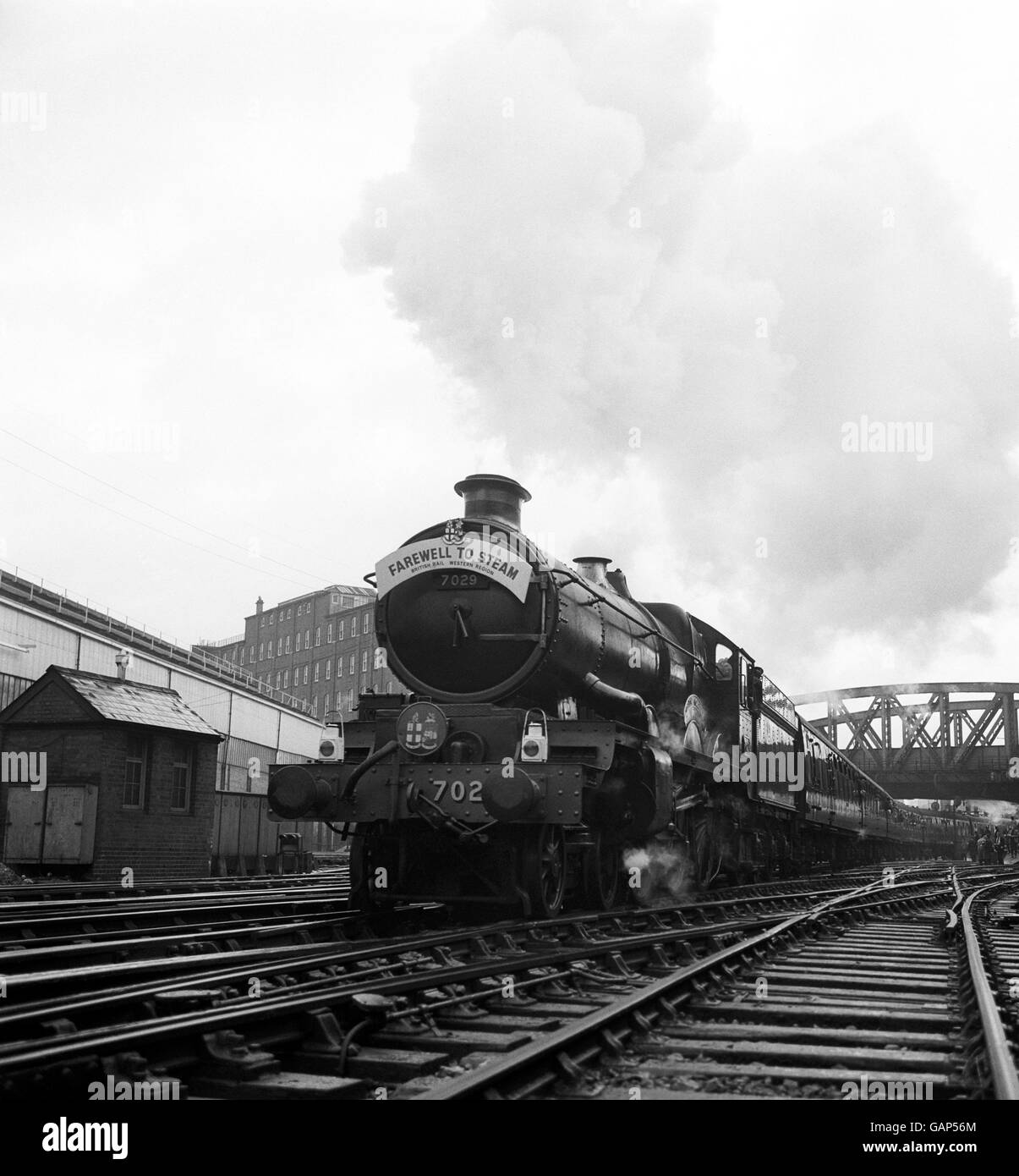 Great Western Railway Dampflokomotive der Baureihe "Castle" 4-6-0 No.7029, fährt am Bahnhof Paddington, London, zu Beginn einer speziellen Rundreise mit dem Titel "Farewell to Steam" ab, die den Beginn der totalen Dieselisierung in der Western Region der British Railway markiert. Stockfoto