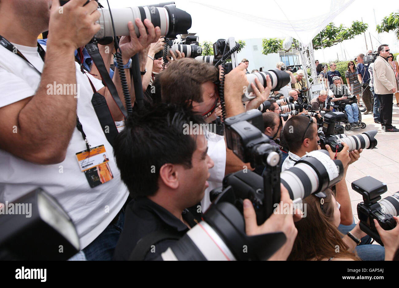 Fotografen, die bei einer Fotoschau zur Förderung der "Blindheit" während der 61. Filmfestspiele von Cannes im Palais des Festivals in Cannes in Frankreich fotografiert wurden. Stockfoto
