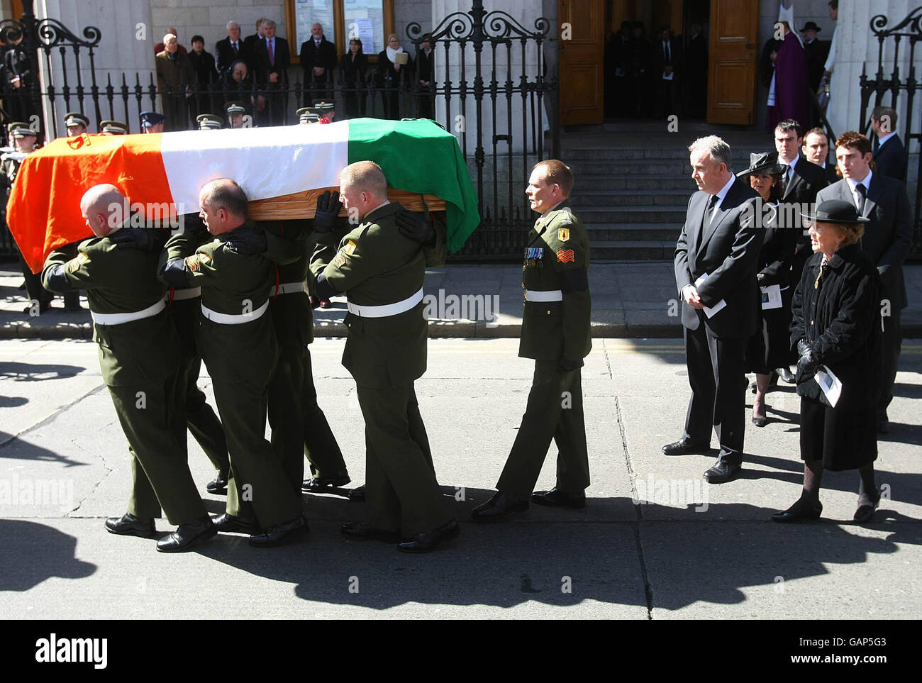 Maeve Hillery (rechts) und ihr Sohn John sehen zu, wie der Sarg ihres verstorbenen Mannes Dr.Patrick Hillery aus der Pro Cathedral getragen wird. Das Staatsbegräbnis des ehemaligen irischen Präsidenten Patrick Hillery fand heute in Dublin statt. Stockfoto