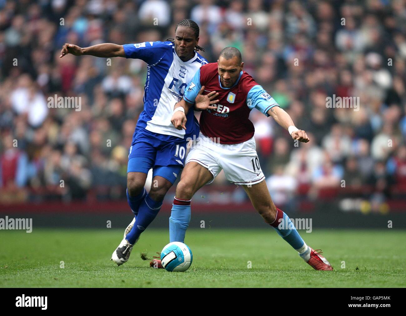 John Carew (r) von Aston Villa und Cameron Jerome von Birmingham City (l) Kampf um den Ball Stockfoto