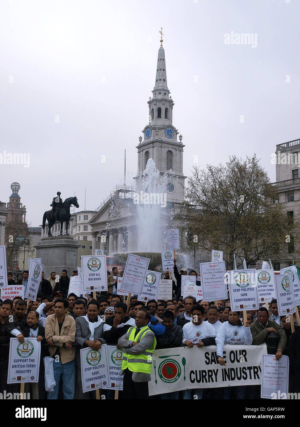 Demonstranten der Ethnic Catering Alliance demonstrieren mit Mitgliedern der Gemeinden von Bangladesch, Indien, Pakistan, China und der Türkei auf dem Londoner Trafalgar Square gegen die britische Grenzbehörde und Einwanderungsbehörde. Stockfoto