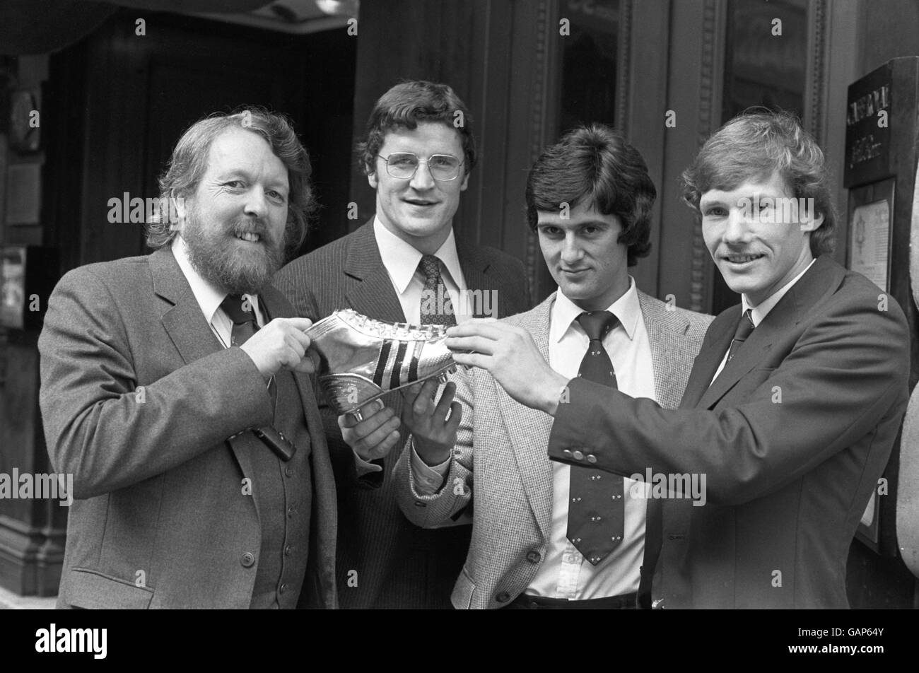 Willie Rushton und die drei Rugby-Spieler, denen er einen goldenen Stiefel präsentierte, zeigen einen der vergoldeten Stiefel: (l-r) Rushton, Irlands John O'Driscoll, Wales' Gareth Davies und Schottlands John Rutherford Stockfoto