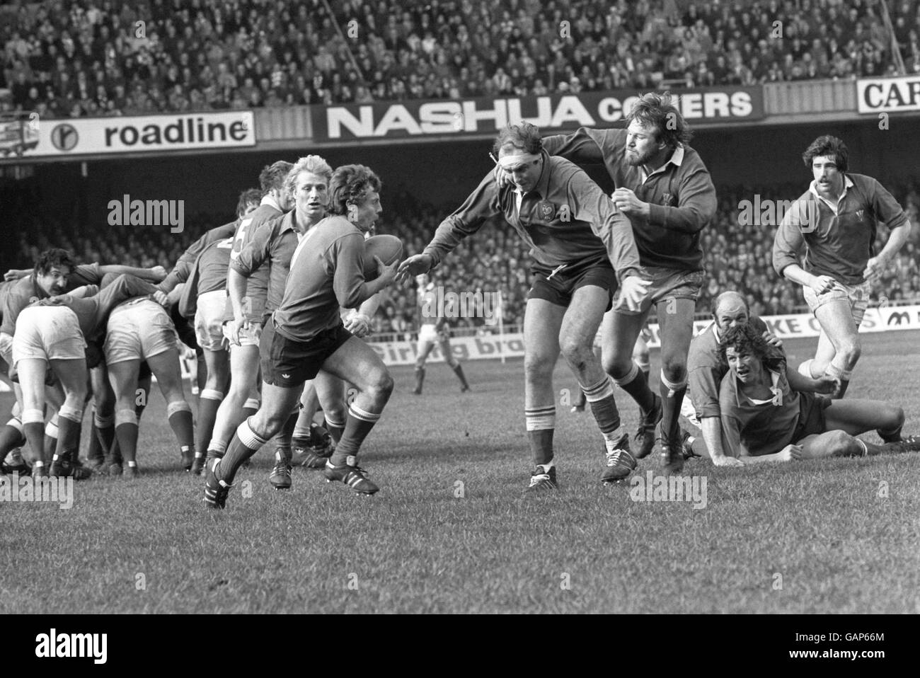 (L-R) Frankreichs Jerome Gallion macht als Teamkollege Jean-Pierre eine Pause Bastiat blockiert Derek Quinnell aus Wales Stockfoto