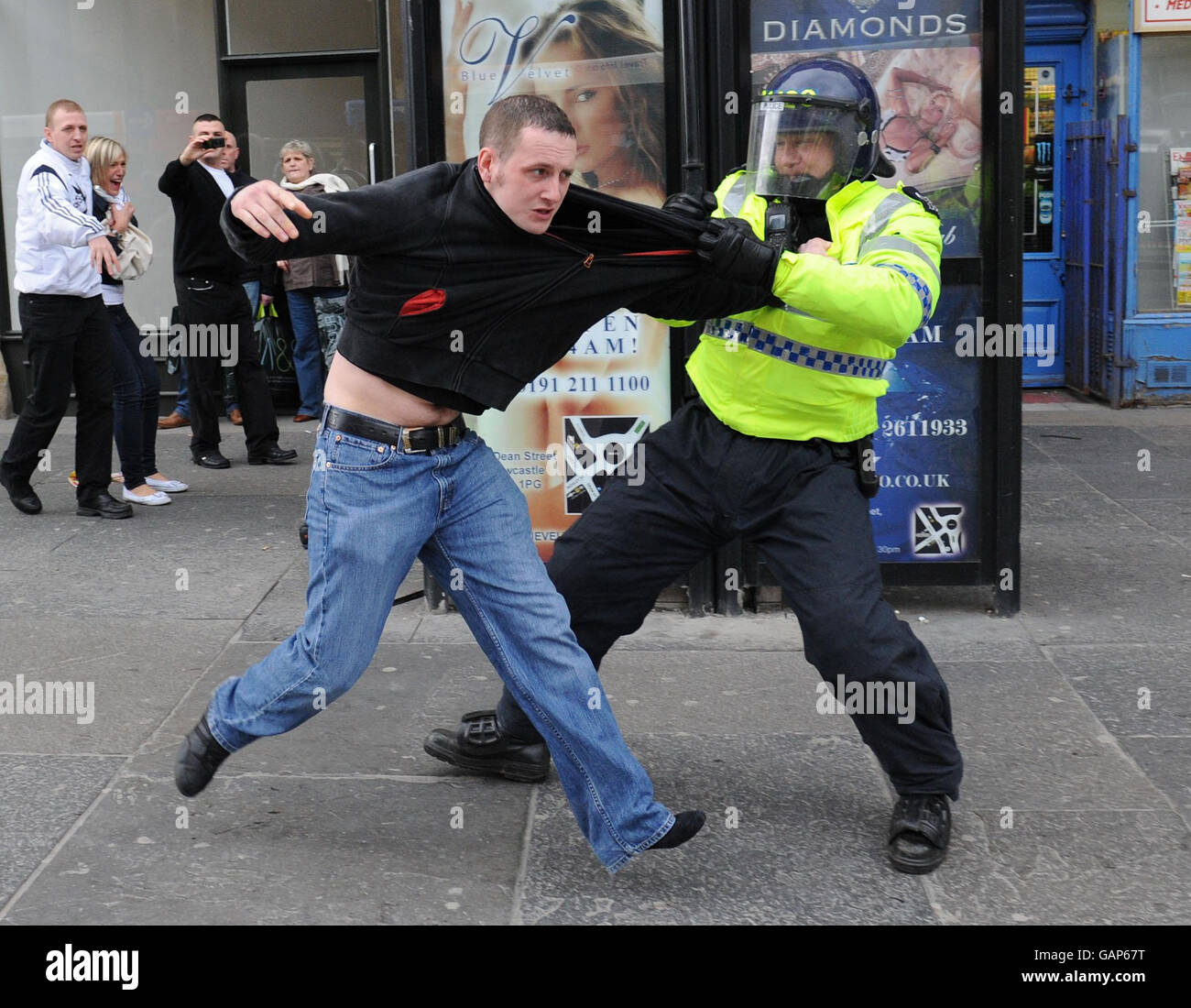 Ein Mann wird von der Central Station, Newcastle, als Ärger zwischen Fans und Polizei aufflackert, der Tyne folgt und Derby trägt, weggeführt. Stockfoto