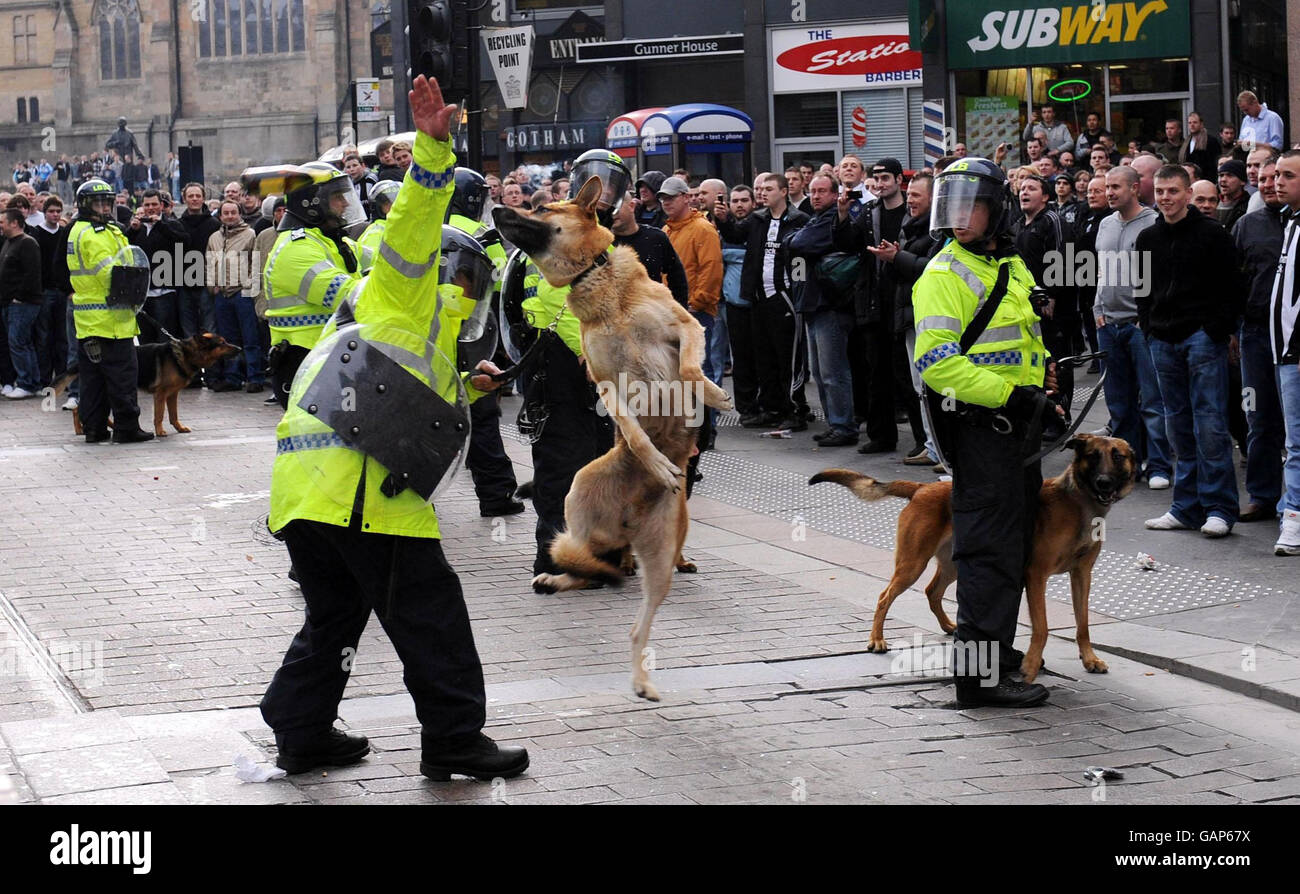 Ein Polizeihund weicht einer Bierflasche aus, als Ärger zwischen Fans und Polizei am Central Station, Newcastle, der Tyne folgt und Derby trägt. Stockfoto