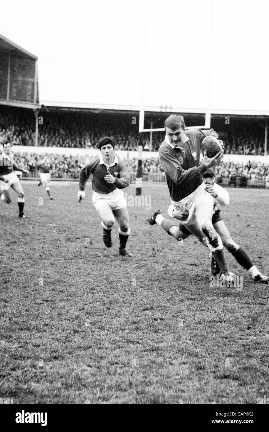 Rugby Union - Five Nations Championship - Wales / Frankreich. Maurice Richards von Wales bricht ein Tackle Stockfoto