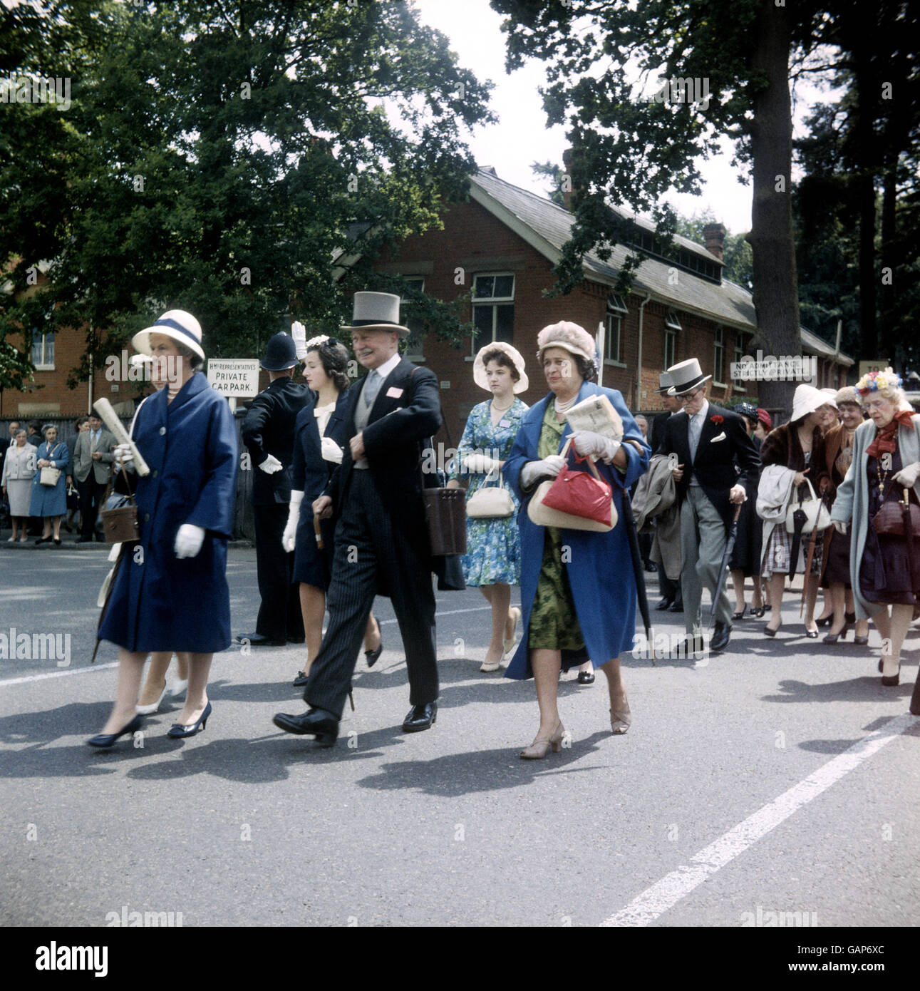 Pferderennen - Royal Ascot. Menschen, die bei Royal Ascot ankommen. Stockfoto