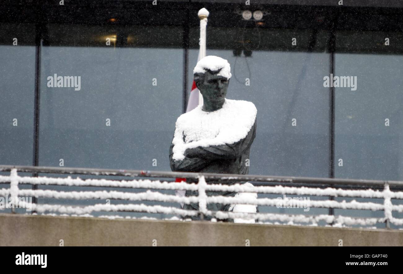 Die Statue von Bobby Moore war vor dem Halbfinale des FA Cup zwischen Barnsley und Cardiff im Wembley Stadium, London, schneebedeckt. Bilddatum: Sonntag, 6. April 2008. Bildnachweis sollte lauten: Sean Dempsey/PA Wire. Stockfoto