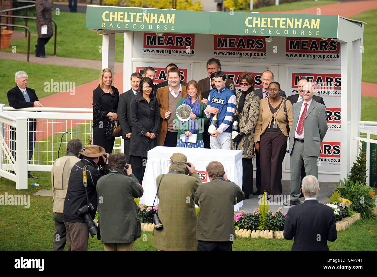 Trainer Venetia Williams (links von der Mitte), Besitzer Paul Beck (2. Rechts von der Mitte) und Jockey Aidan Coleman (Mitte) sammeln die Trophäe, nachdem sie die Mears Group Silver Trophy Chase mit ihrem Pferd Stan auf der Cheltenham Rennbahn gewonnen haben. Stockfoto