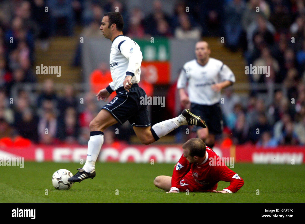 Liverpools Danny Murphy (in der Etage) Bleibt hilflos, wie Youri Djorkaeff (l) von Bolton Wanderers bekommt Weg mit dem Ball Stockfoto Liverpools Danny Murphy (in der Etage) Bleibt hilflos, wie Youri Djorkaeff (l) von Bolton Wanderers bekommt Weg mit dem Ball Stockfoto