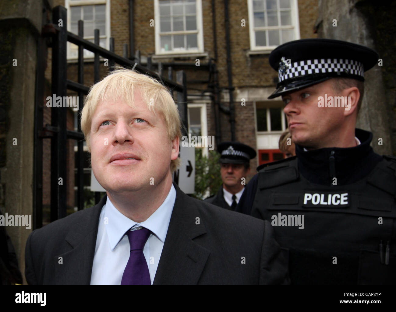 Der konservative Kandidat für den Londoner Bürgermeister Boris Johnson verlässt ein Wahllokal an der Laycock Primary School, Islington, London, nachdem er bei den heutigen London Mayoral- und Kommunalwahlen gestimmt hat. Stockfoto