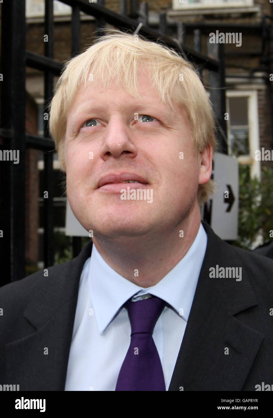 Der konservative Kandidat für den Londoner Bürgermeister Boris Johnson verlässt ein Wahllokal an der Laycock Primary School, Islington, London, nachdem er bei den heutigen London Mayoral- und Kommunalwahlen gestimmt hat. Stockfoto