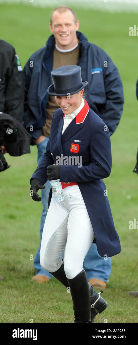 Zara Phillips teilt einen Witz mit Rugby, der seinen Freund Mike Tindall spielt, nachdem er Glenbuck (44.8 Strafpunkte) in der Dressur bei den Mitsubishi Motors Badminton Horse Trials gefahren war. Stockfoto