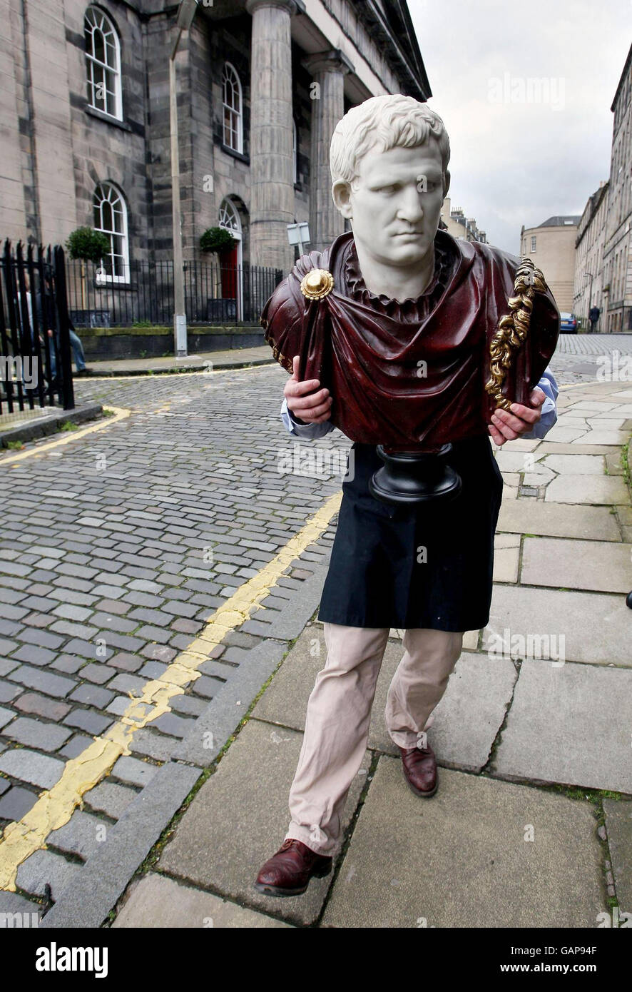 Ein Mitarbeiter von Lyon & Turnbull kommt mit einer Büste des römischen Imperators Agripa aus Killochan Castle, Ayrshire, an, die am 7. Mai in Edinburgh versteigert werden soll. Stockfoto