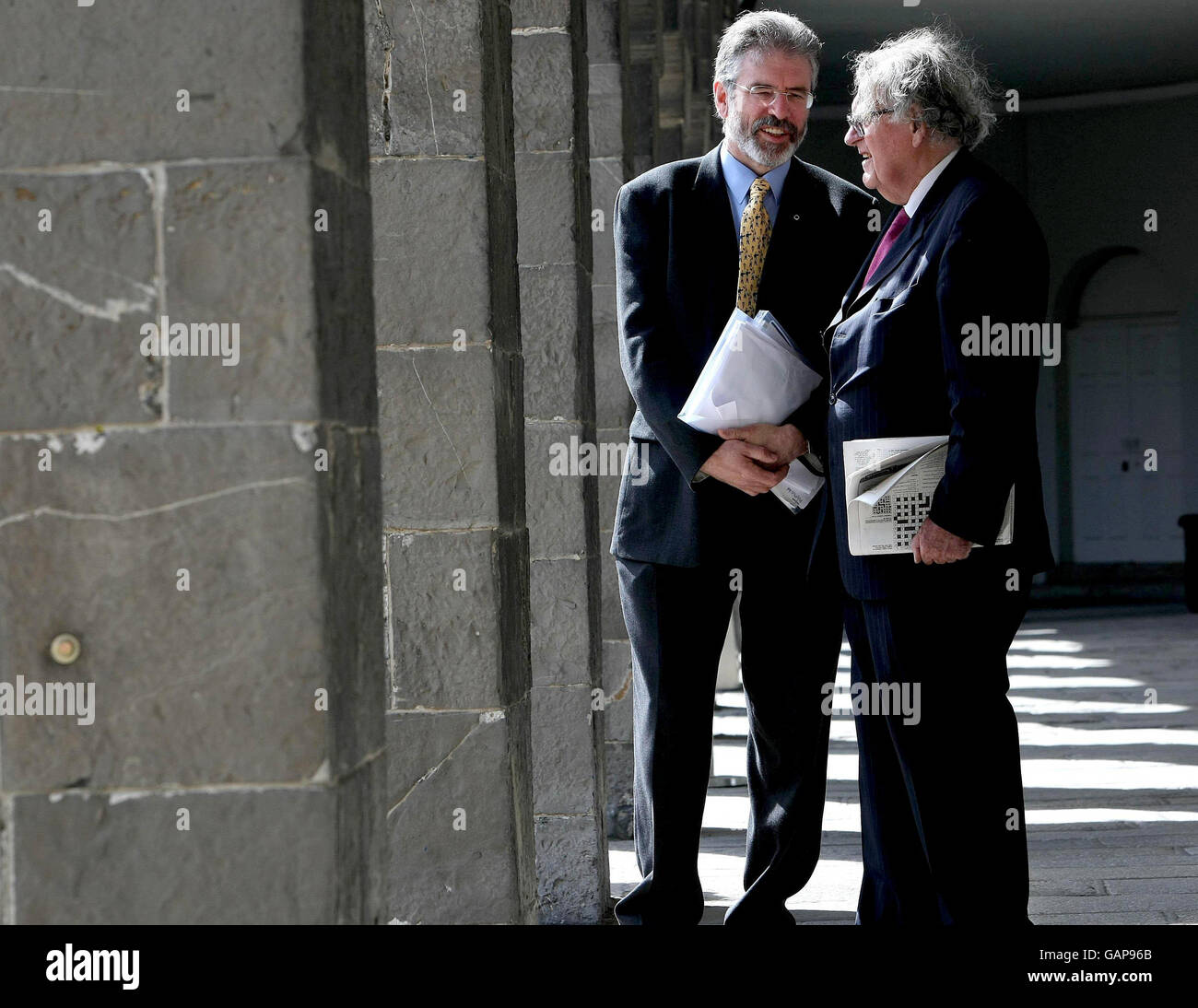 Sinn Fein Parteipräsident Gerry Adams (links) mit dem Vorsitzenden des Nationalen Forums für Europa, Maurice Hayes. Herr Adams sprach heute an der Plenarsitzung des Nationalen Forums für Europa im Royal Hospital Kilmainham, Dublin. Stockfoto