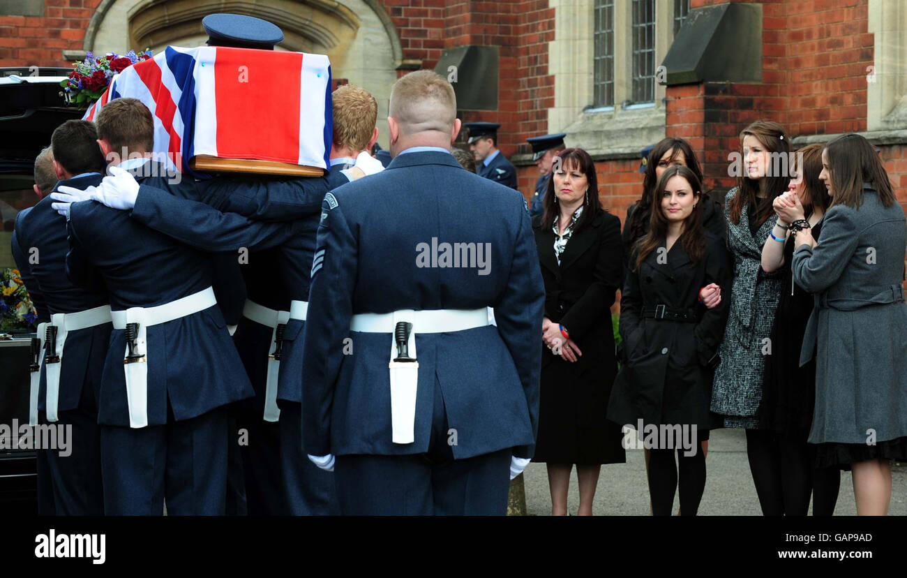 Gary Thompsons Frau Jacqui und fünf Töchter bei der Beerdigung des 51-jährigen Senior Aircraftman in der St.Jude's Church, Nottingham. Stockfoto