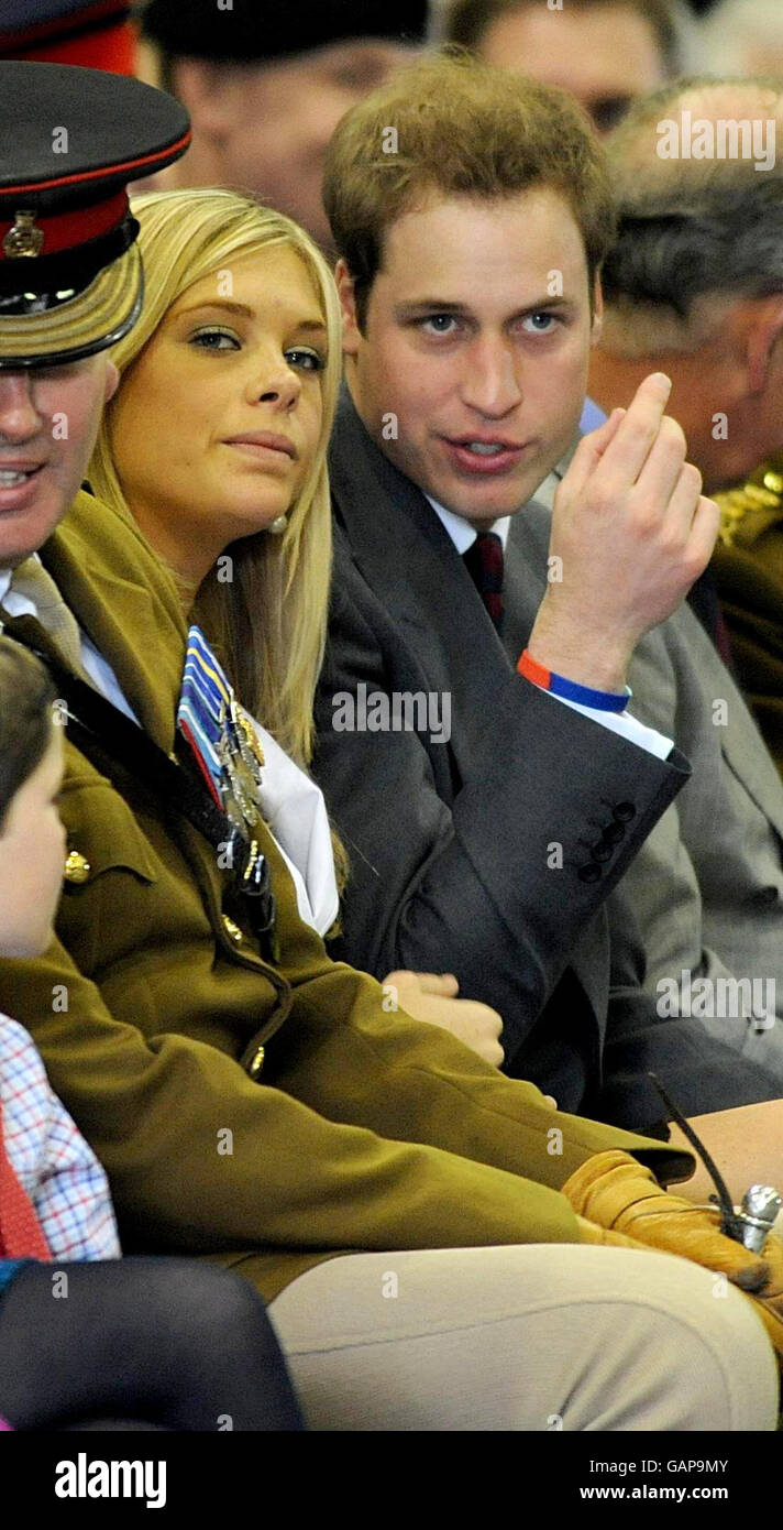 Prinz Harrys Freundin Chelsy Davy mit Prinz William als Prinz Harry wird mit seiner Wahlkampfmedaille für seinen Dienst in Afghanistan in Combermere Barracks, Windsor, überreicht. Stockfoto