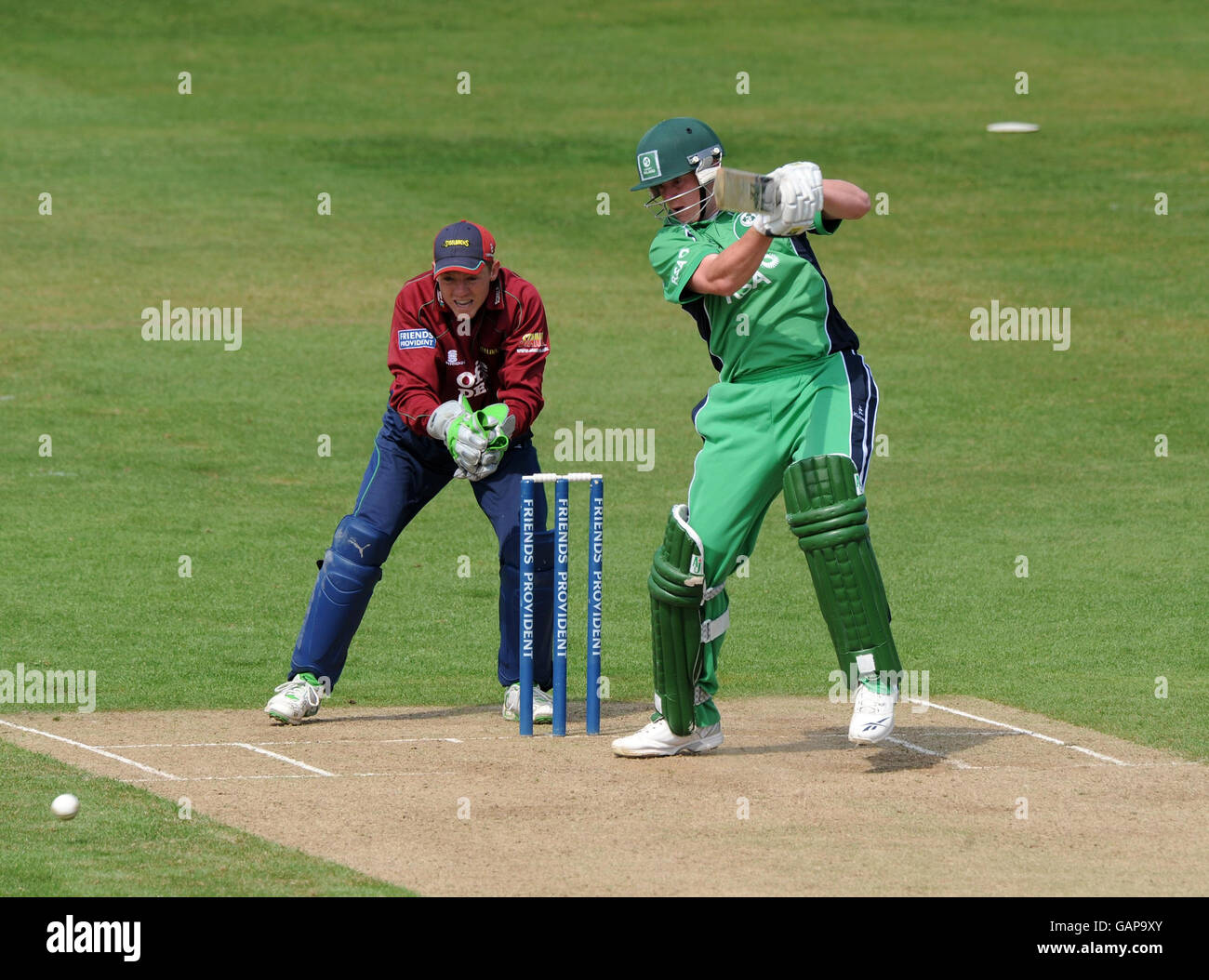 Der Wicket-Torwart Niall O'Brien von Northamptonshire beobachtet seinen Bruder Kevin O'Brien während des Spiels der Friends Provident Trophy auf dem County Ground in Northampton in Aktion. Stockfoto