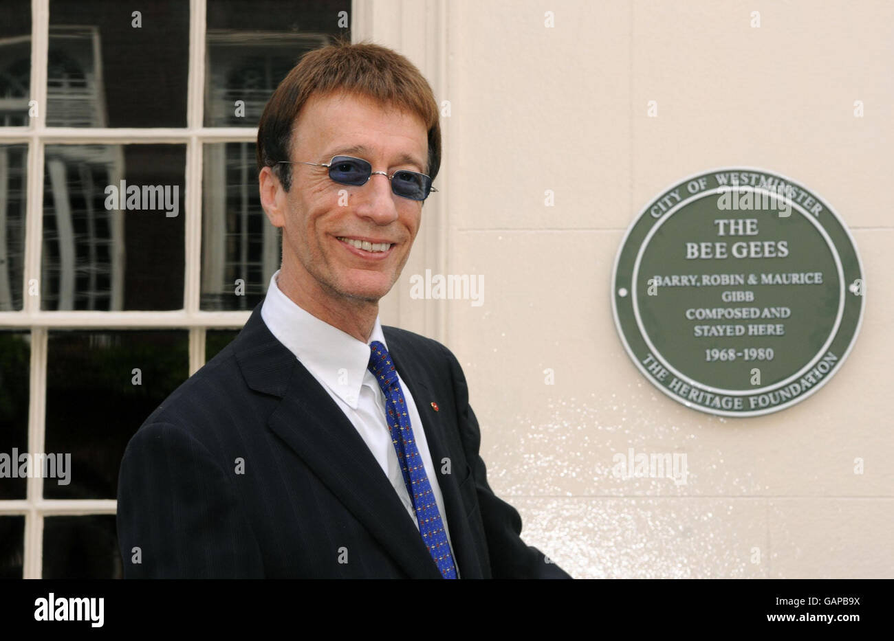 Robin Gibb, Gründungsmitglied der Bee Gees, enthüllt eine Gedenktafel zu Ehren der Arbeit der Bee Gees in der 67 Brook Street im Zentrum von London. Stockfoto