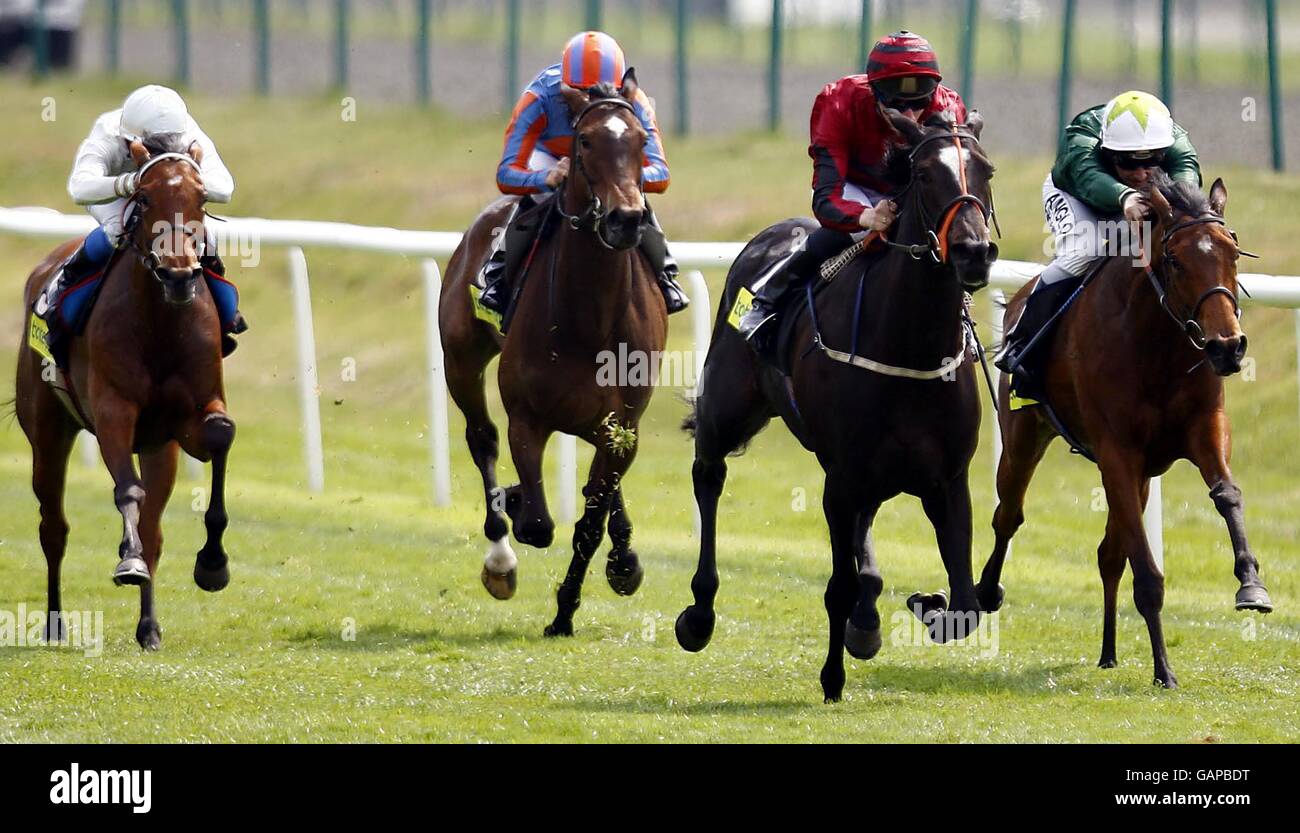 Racing Lingfield die 2,40 Totesport direkt 0800 221 221, die, denen Oaks Stakes zweiter vom Trail, in die Maroon Gewinner MIRACLE SEEKER Jockey Adam Kirby. P.A Foto Sean Dempsey. Stockfoto