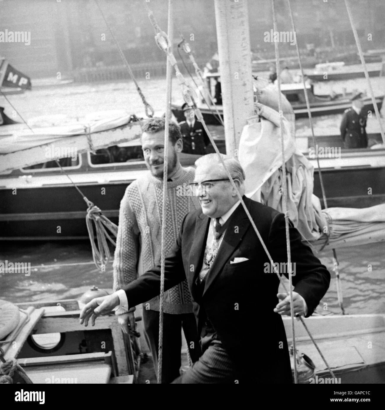 Robin Knox-Johnston, der Gewinner des Sunday Times Golden Globe Race, mit dem Oberbürgermeister von London, Sir Charles Trinder, auf seinem 32-Fuß-Ketch Suhaili am Tower Pier Stockfoto