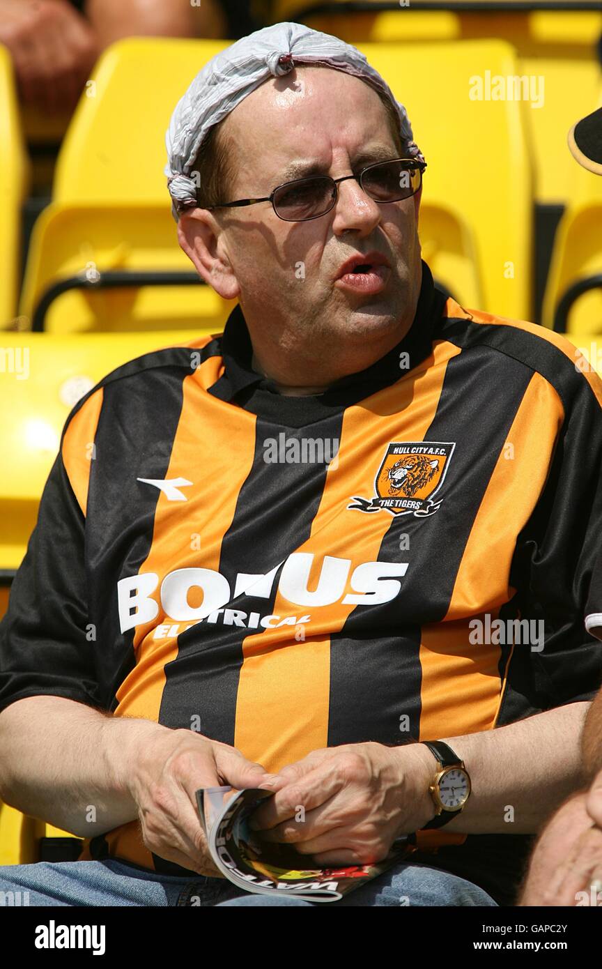 Fußball - Coca-Cola Football League Championship - Play Off Halbfinale - Erstes Bein - Watford gegen Hull City - Vicarage Road. Ein Hull-City-Fan wartet gespannt auf den Start des Spiels, in den Tribünen vor dem Anpfiff. Stockfoto