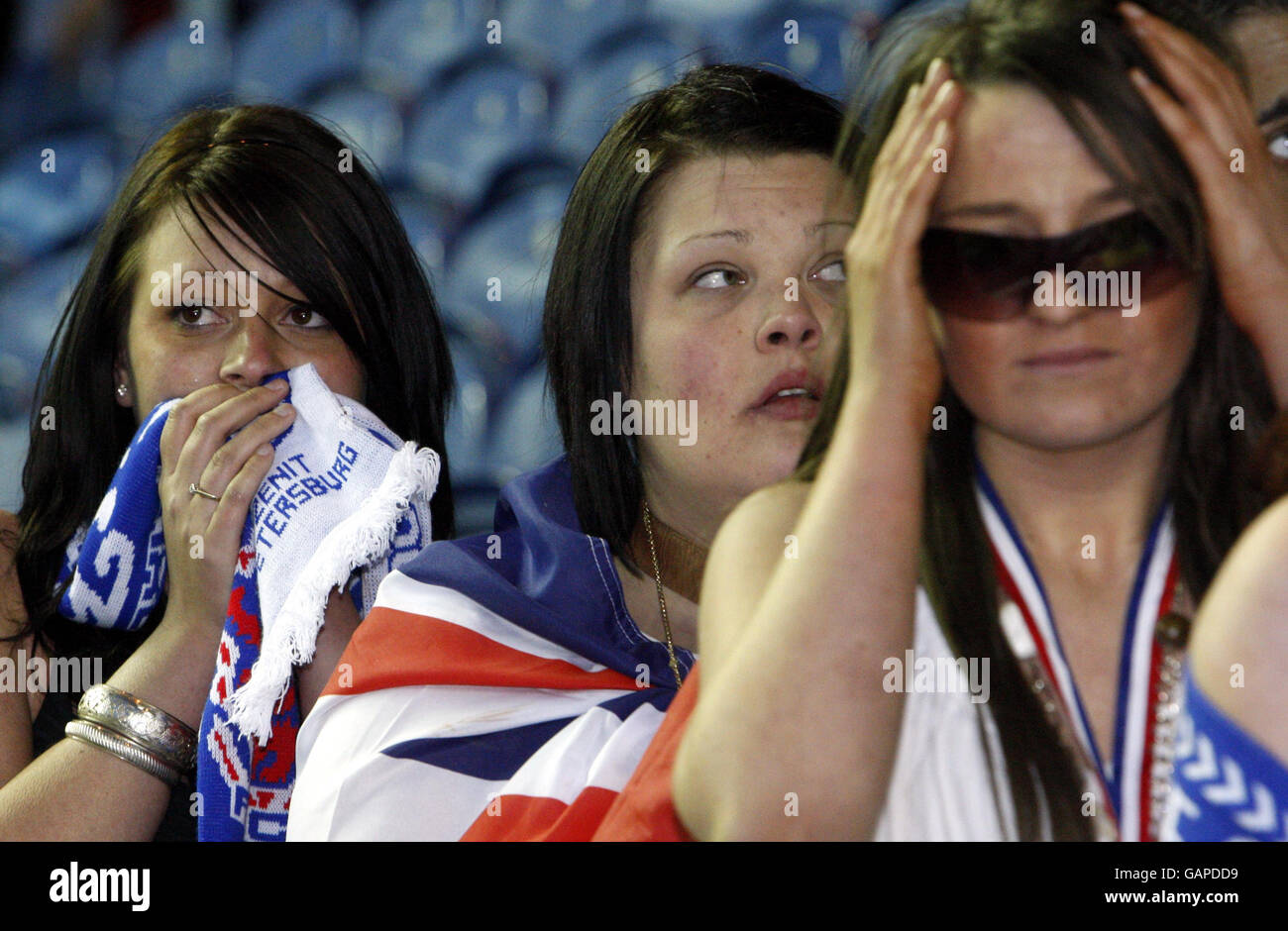 Rangers-Fans sehen sich das UEFA-Pokalfinale zwischen den Rangers und Zenit St. Petersburg im Ibrox-Stadion in Glasgow auf der Großleinwand an. Stockfoto