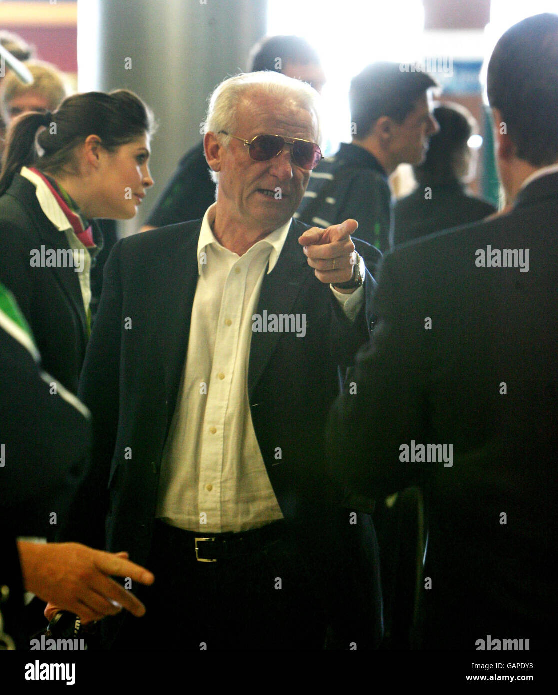 Fußball - Republik Irland am Flughafen Dublin. Der Manager der Republik Irland, Giovanni Trapattoni, checkt am Flughafen Dublin, Irland, ein. Stockfoto
