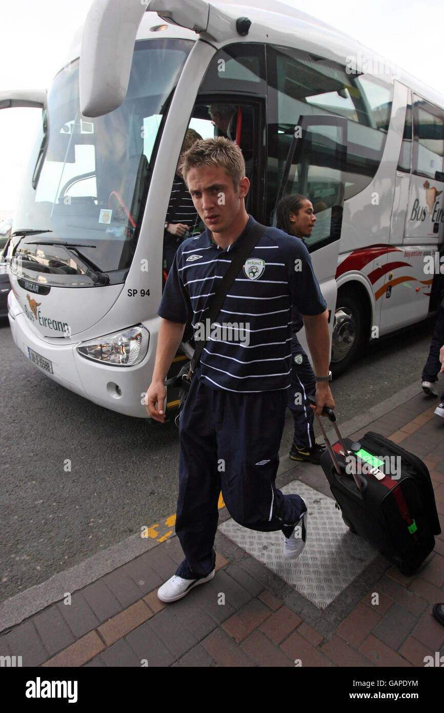 Fußball - Republik Irland am Flughafen Dublin. Kevin Doyle, Irlands Republik, kommt am Flughafen Dublin, Irland an. Stockfoto