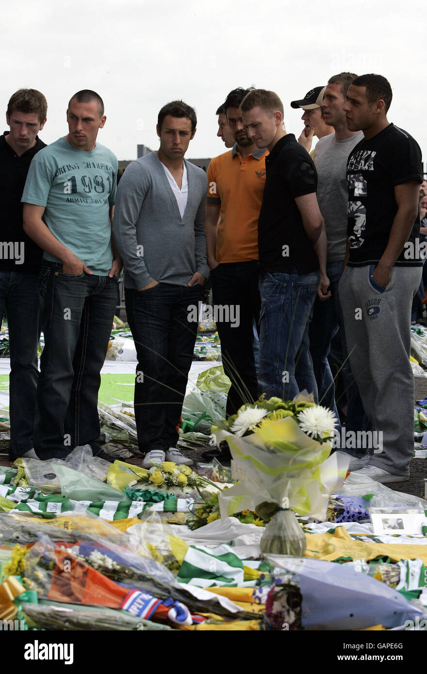 Fußball - Tommy Burns Tributes - Celtic Park. Celtic-Spieler schauen sich Blumen an, nachdem Tommy Burns im Celtic Park in Glasgow Tribute hinterlassen wurden. Stockfoto