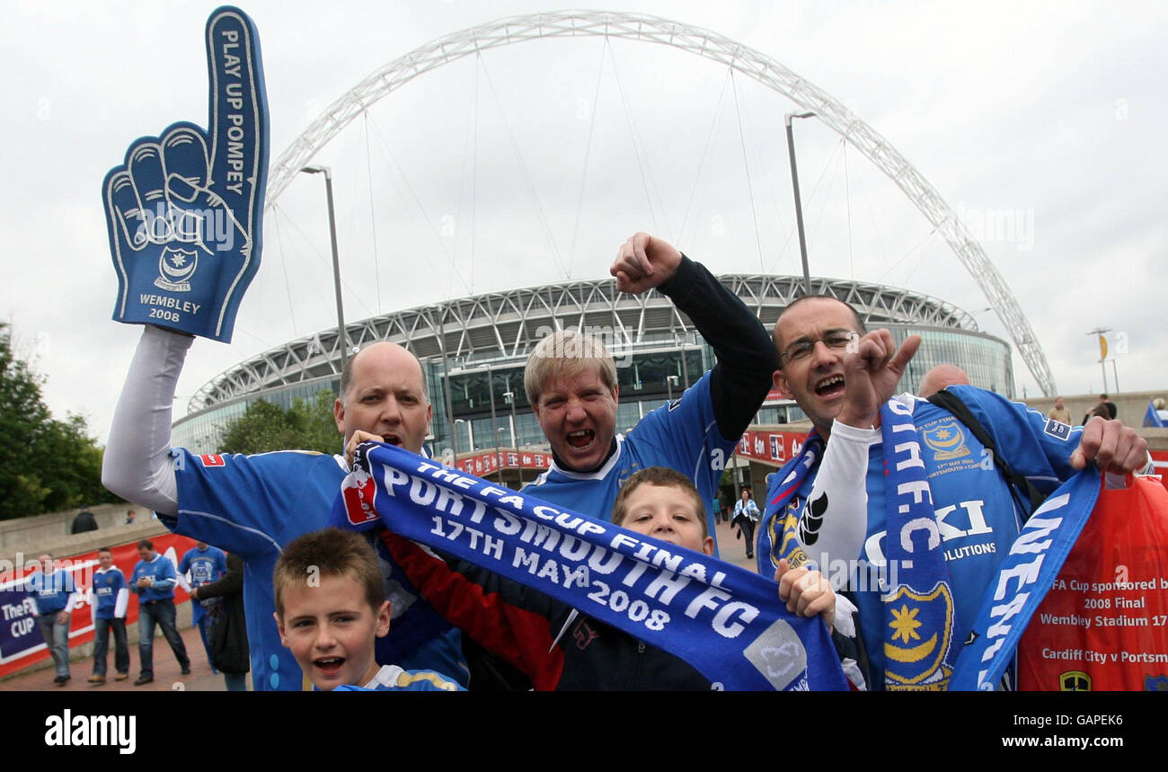 Fußball - FA Cup Finale - Portsmouth gegen Cardiff City - Fans kommen - Wembley Stadium. Portsmouth-Fans treffen vor dem FA Cup-Finale im Wembley Stadium in London ein. Stockfoto