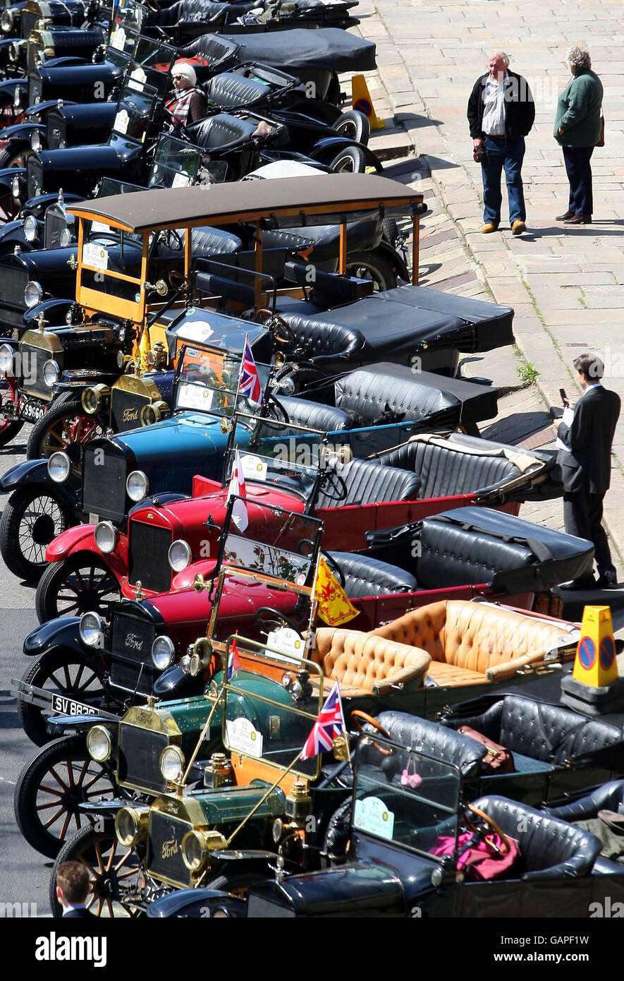 Ikonische Autos ziehen durch die Hauptstadt. Eine Parade von 89 Ford Model T Autos Parade durch Edinburgh, um das hundertjährige Jubiläum des Oldtimer zu feiern. Stockfoto