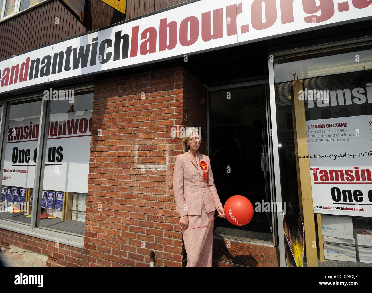 Der Kandidat der Arbeiterpartei Tamsin Dunwoody kampiert in Crewe vor den Nachwahlen von Crewe und Nantwich. Stockfoto