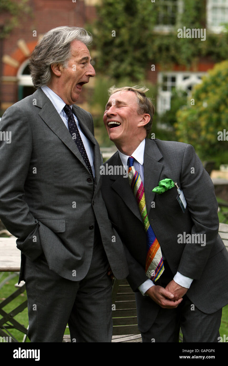 Die Designer Sir Paul Smith (links) und Jasper Conran teilen einen Witz während eines Besuchs des Prinzen von Wales im Chelsea Physic Garden, London, während einer Veranstaltung zum 25. Jahrestag der Eröffnung des Gartens für die Öffentlichkeit. Stockfoto