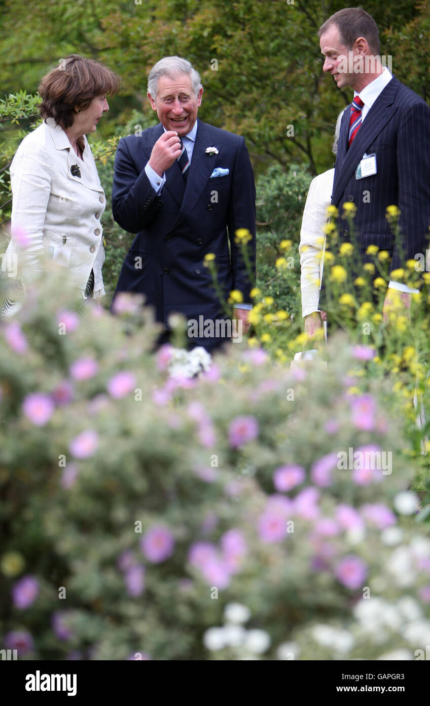 Der Prinz von Wales spricht mit dem Kurator des Chelsea Physic Garden Rosie Atkins (links) und dem Chefgärtner Mark Poswillo während einer Veranstaltung zum 25. Jahrestag der Eröffnung des Gartens für die Öffentlichkeit. Stockfoto