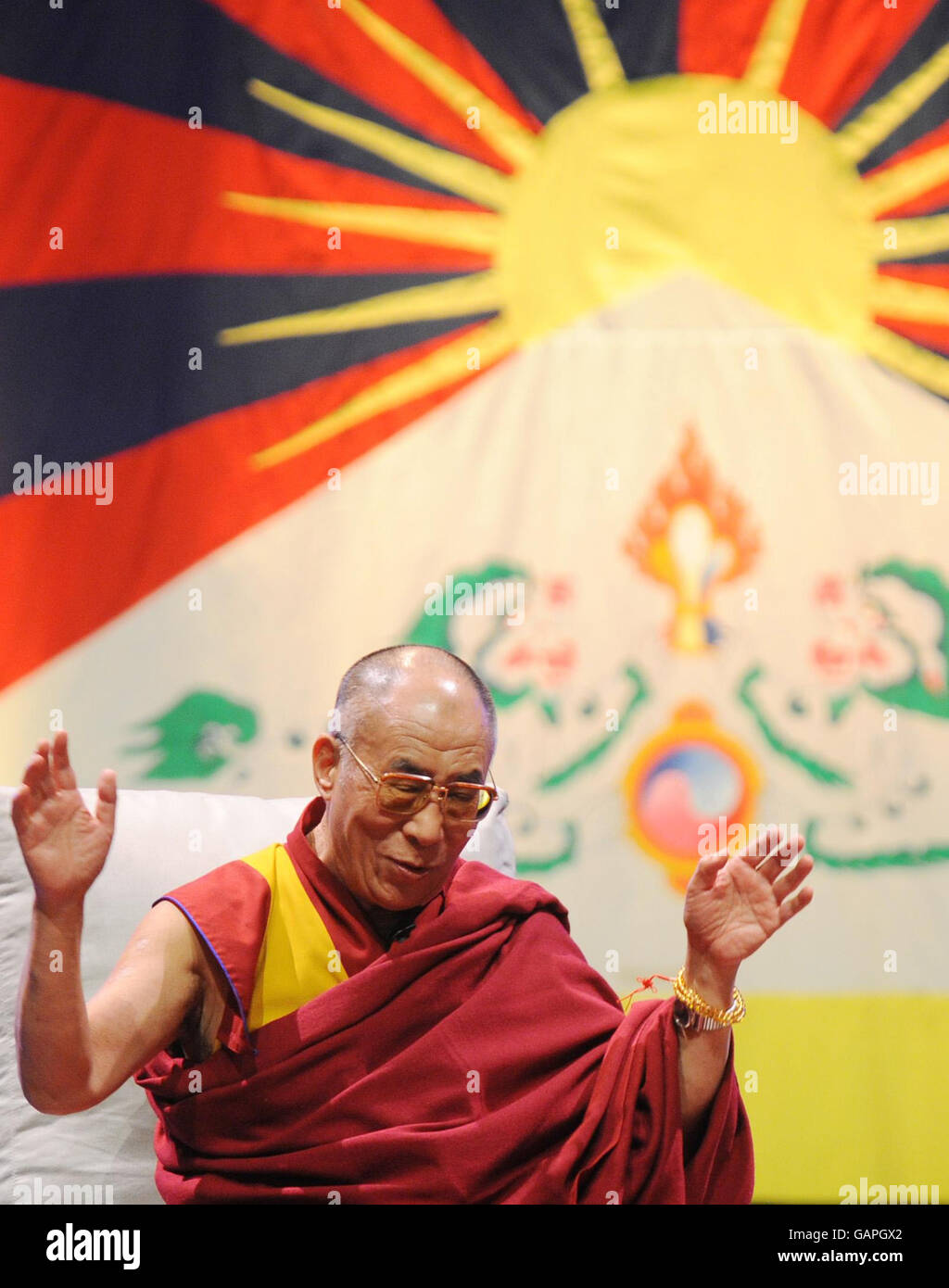 Der Dalai Lama in der Royal Albert Hall in London, wo er vor einer Audienz sprach. Stockfoto