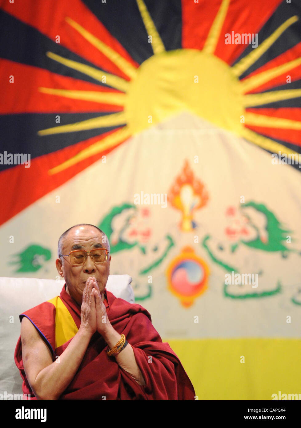 Der Dalai Lama in der Royal Albert Hall in London, wo er vor einer Audienz sprach. Stockfoto