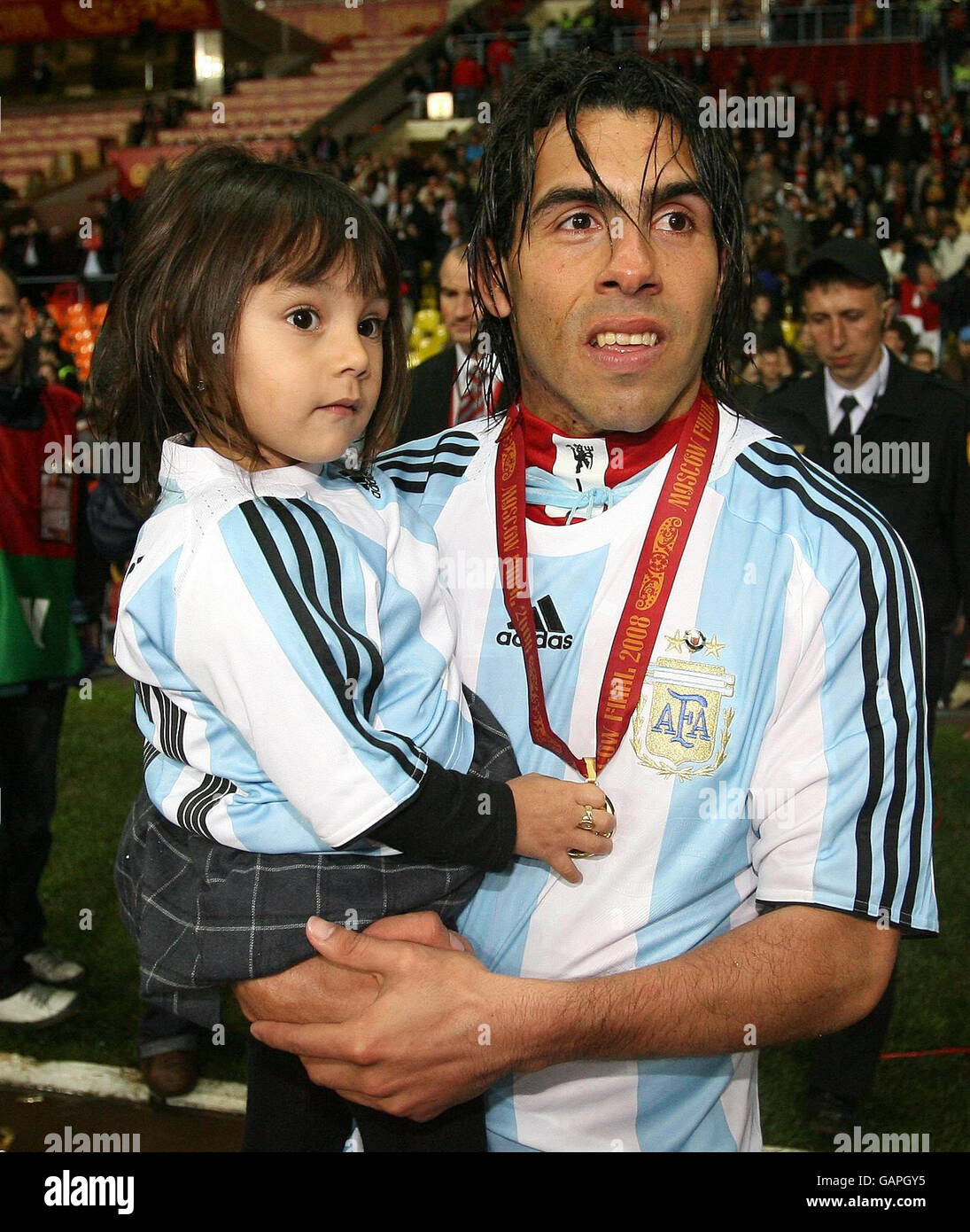 Carlos Tevez von Manchester United und seine Tochter feiern den Gewinn des UEFA Champions League Finales im Luzhniki Stadium, Moskau, Russland. Stockfoto