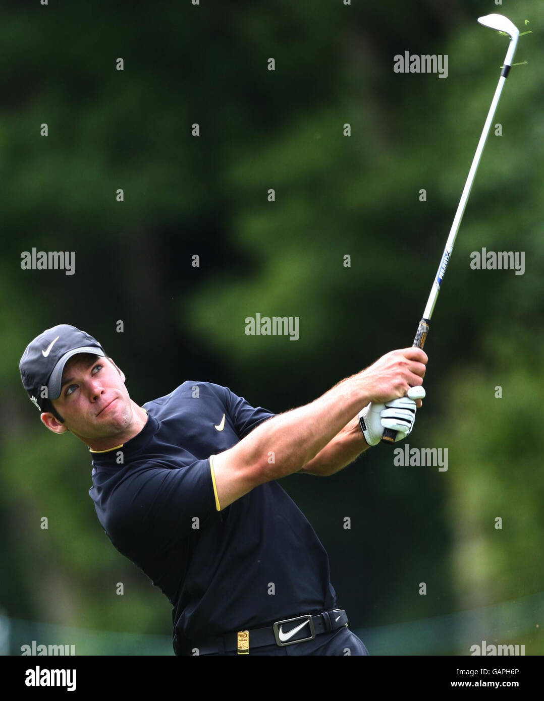 Der Engländer Paul Casey spielt seinen 2. Schuss auf dem 17. Fairway während der BMW PGA Championship im Wentworth Golf Club, Surrey. Stockfoto