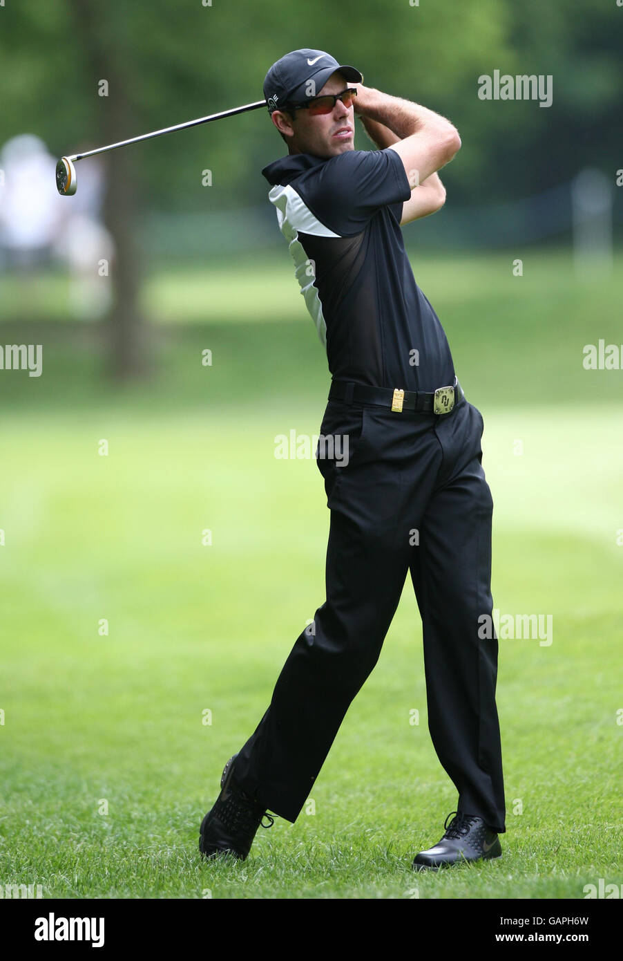 Der Südafrikaner Charl Schwartzel spielt seinen 2. Schuss im leichten Rough an der Seite des 17. Fairways während der BMW PGA Championship im Wentworth Golf Club, Surrey. Stockfoto