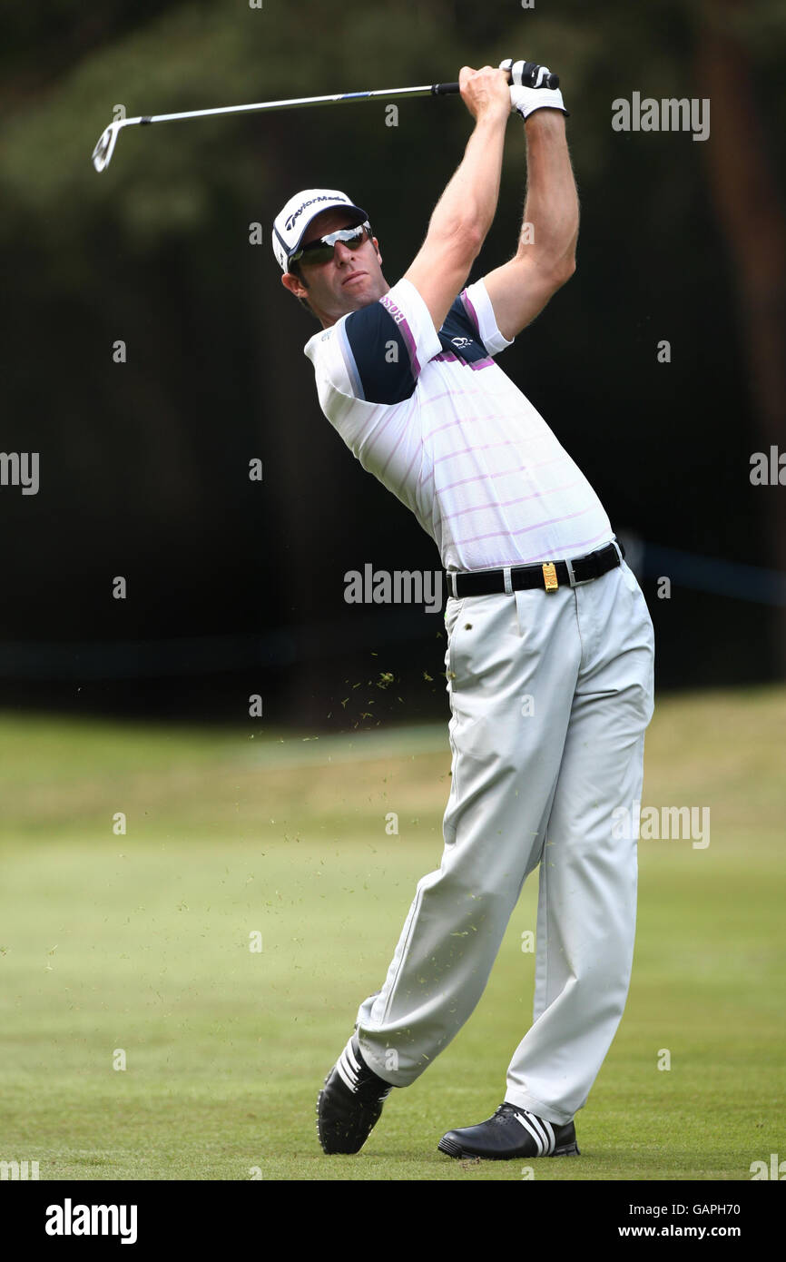 Bradley Dredge von Wales spielt seinen 2. Schuss auf dem 17. Fairway während der BMW PGA Championship im Wentworth Golf Club, Surrey. Stockfoto