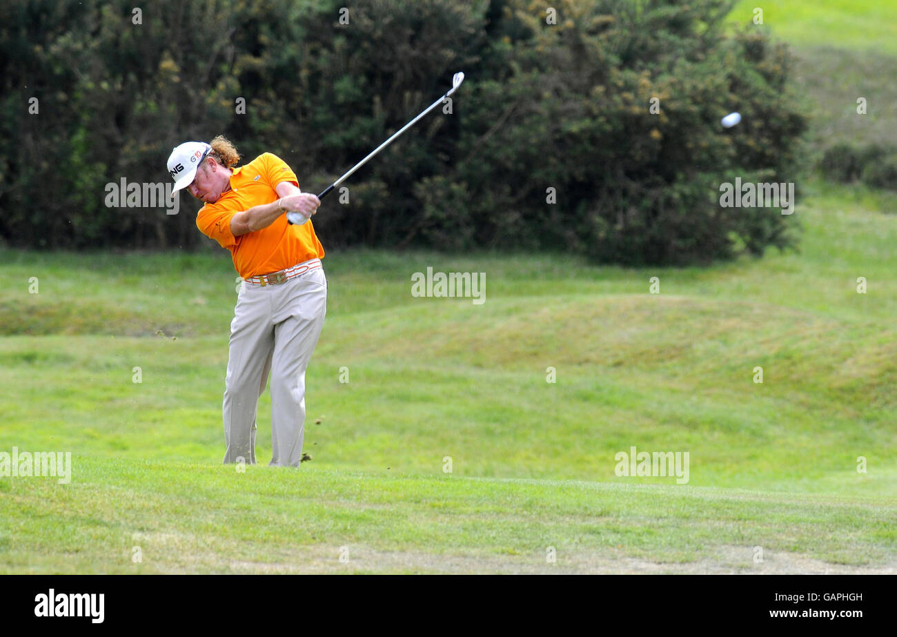 Der Spanier Miguel Angel Jimenez spielt am 11. In der dritten Runde der BMW PGA Championship im Wentworth Golf Club in Surrey auf dem Grün. Stockfoto