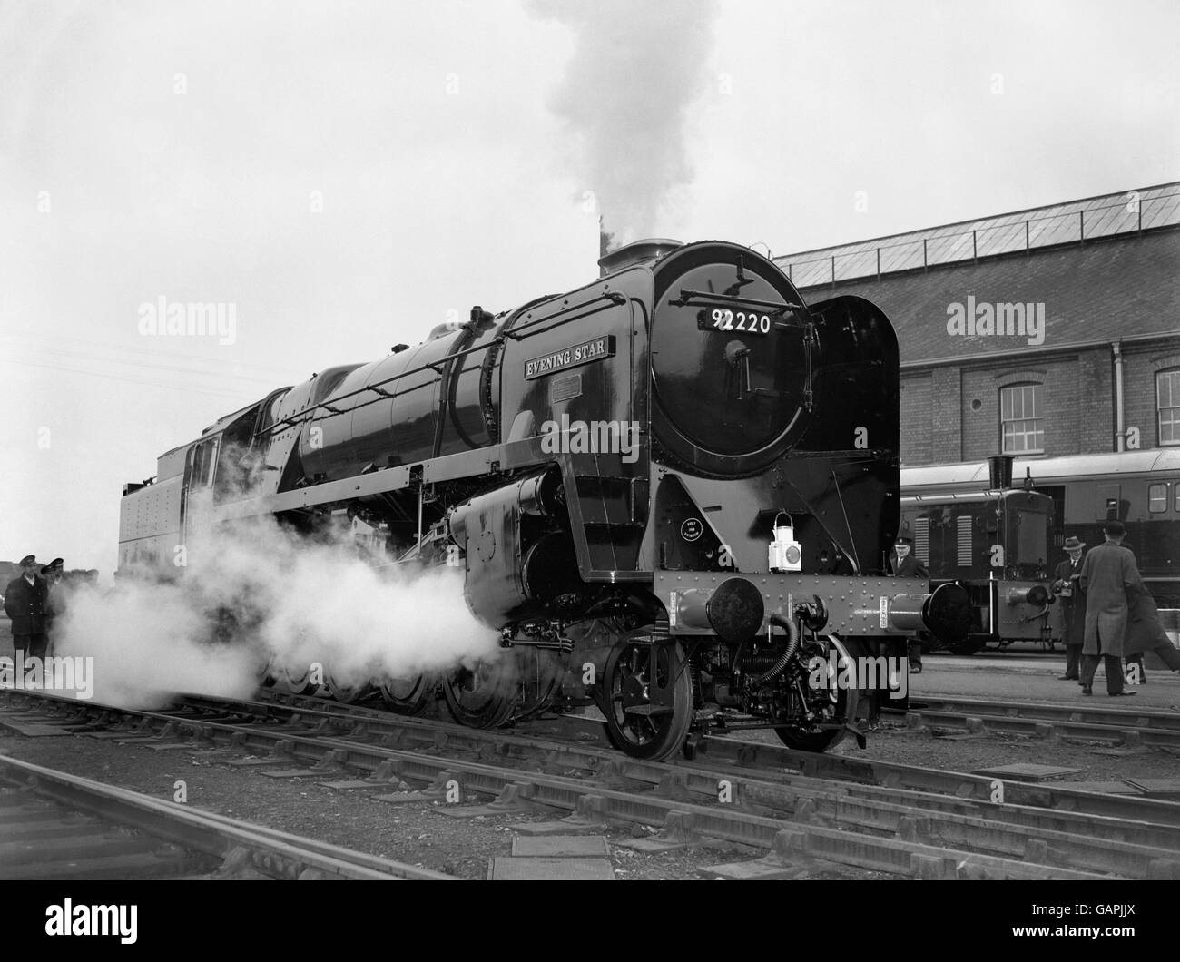 Die 'Evening Star', eine Dampflokomotive aus dem Jahr 2-10-0, dampfte langsam aus Swindon-Werken nach ihrer Namenszeremonie. „Evening Star“ ist die letzte Dampflokomotive, die von der British Railways als Ergebnis der Dieselisierungs- und Elektrifizierungspolitik gebaut wurde, die von den Eisenbahnen in ihrem derzeitigen Modernisierungsplan verabschiedet wurde. Stockfoto