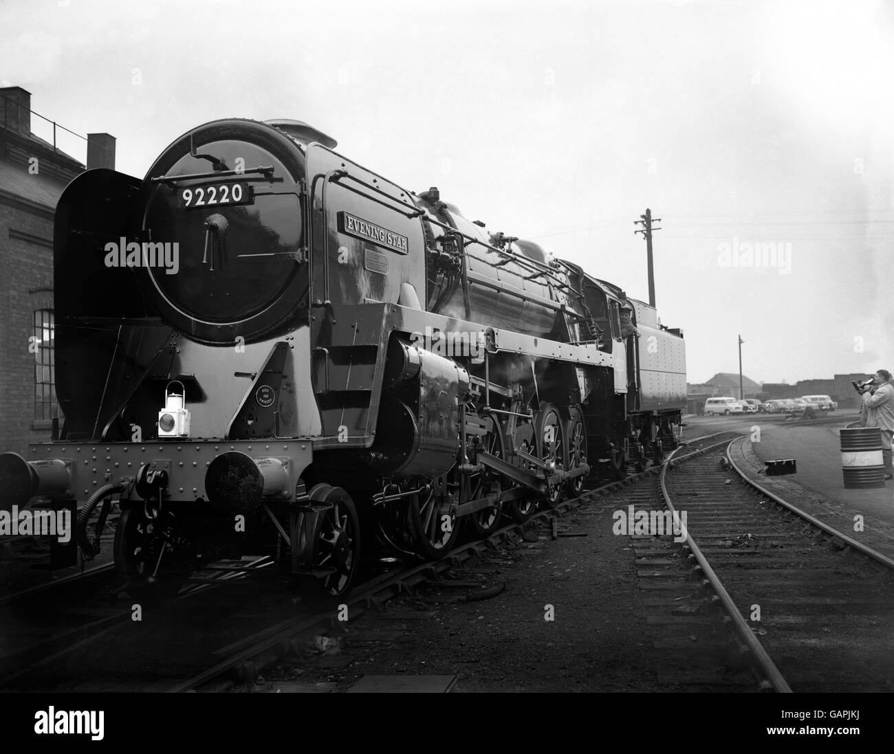 Hier abgebildet ist der 'Evening Star' , eine 2-10-0 Dampflokomotive, als sie heute (Freitag) nach ihrer Namenszeremonie langsam aus Swindon-Werken dampfte. "Evening Star" ist die letzte Dampflokomotive, die von British Railways als Ergebnis der Dieselisierungs- und Elektrifizierungspolitik gebaut wurde, die von den Eisenbahnen in ihrem derzeitigen Modernisierungsplan angenommen wurde. Stockfoto