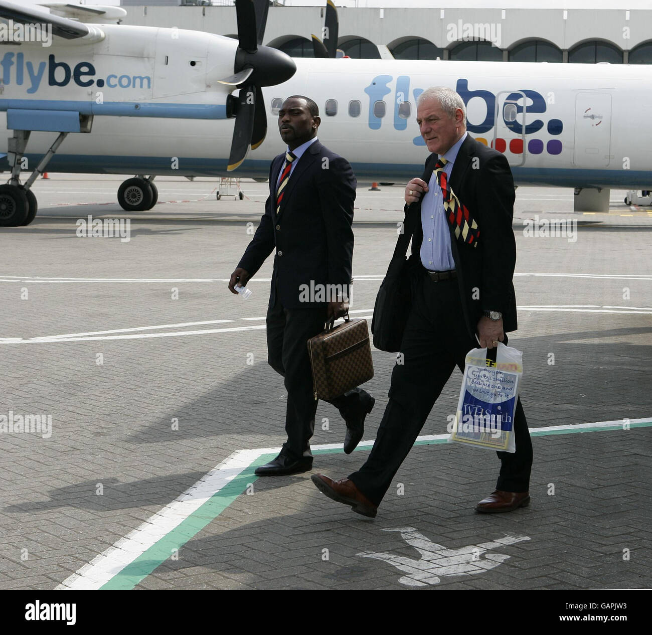 Die Rangers Jean Claude Darcheville und Manager Walter Smith steigen am Flughafen Glasgow an Bord. Stockfoto