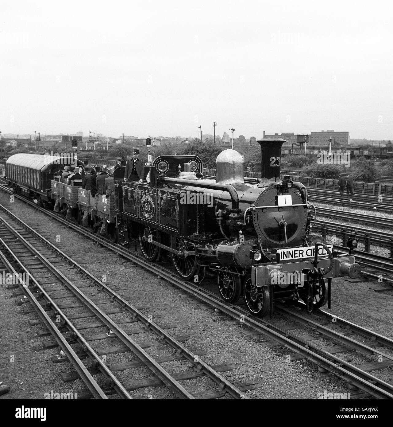 Die 1866 in Manchester gebaute Lokomotive No.23, ein Triebwerk der Metropolitan 'A' Class, leitet in Neasden ein Jubiläumsjahr als Teil einer großen Parade vergangener und gegenwärtiger Fahrzeuge zum Gedenken an den 100. Jahrestag der Londoner U-Bahn. Stockfoto