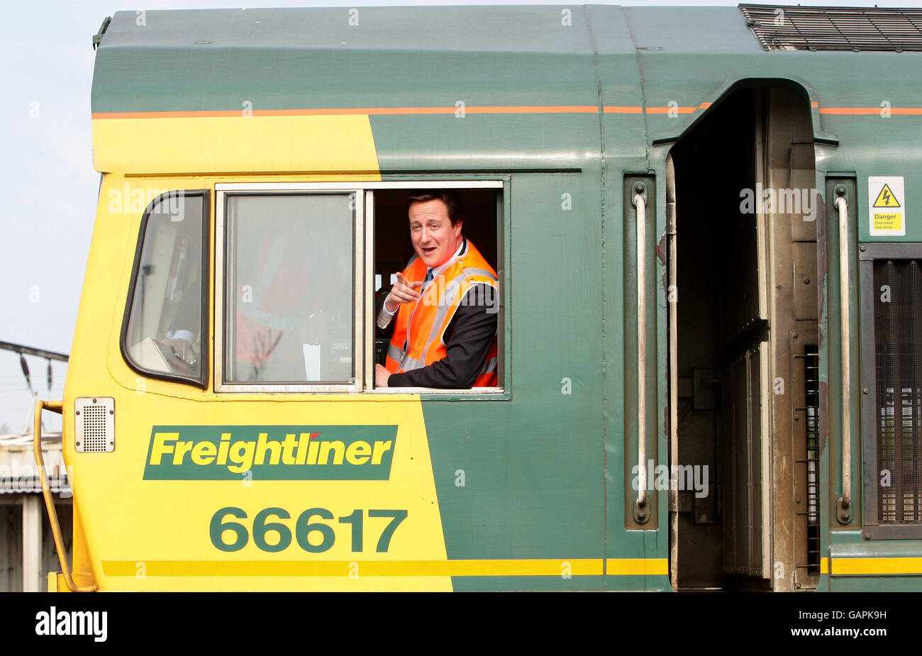 Der Vorsitzende der Konservativen Partei David Cameron an Bord einer in Kanada gebauten Lokomotive der Klasse 66 bei Freightliner Group Ltd, Basford Hall, in Crewe. Stockfoto