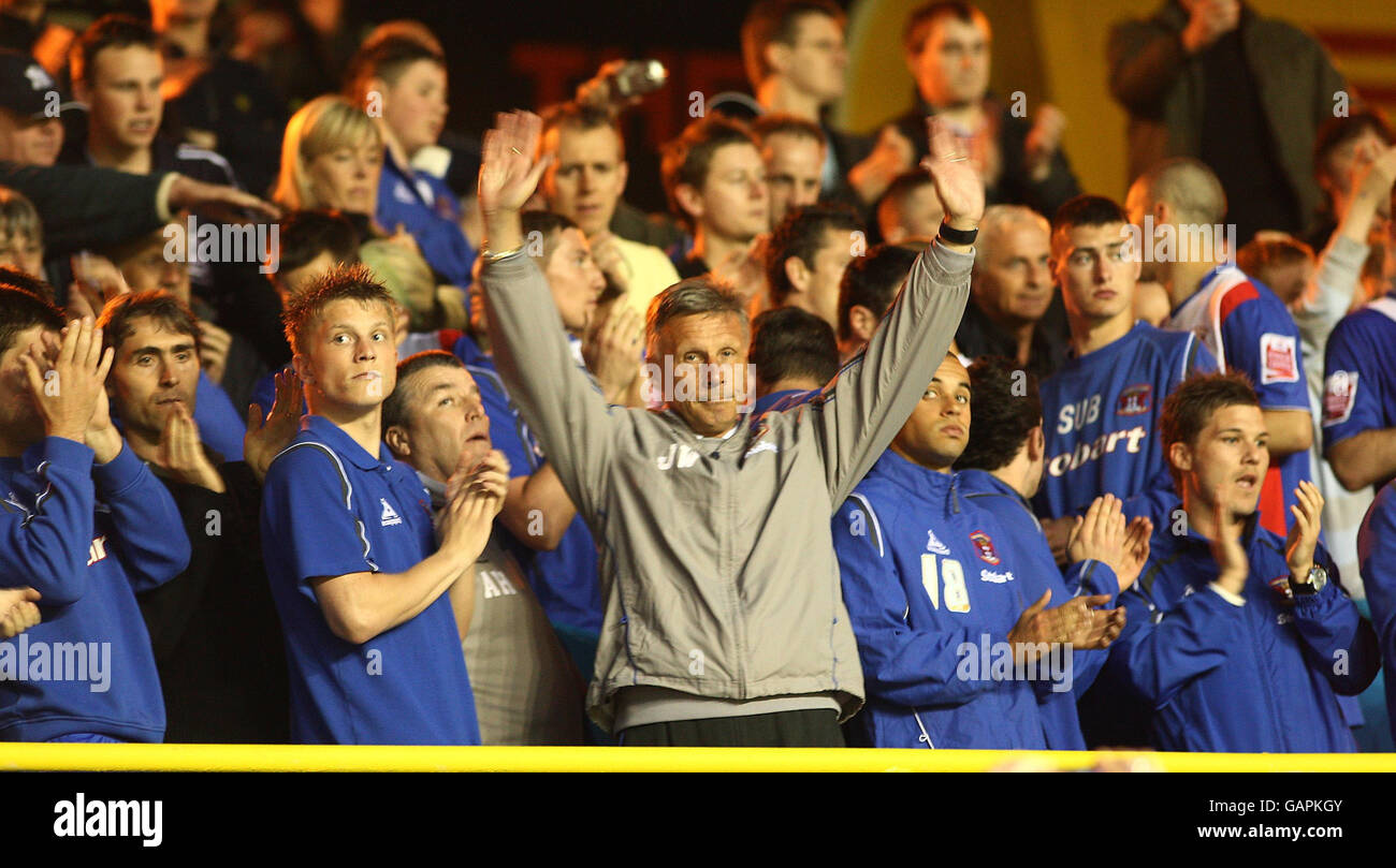 Carlisle United Manager John ward dankt den Fans, als sein Spieler nach dem Coca-Cola League One Play Off Semi Final 2nd Leg Match im Brunton Park, Carlisle, ihre Dejektion zeigt. Stockfoto